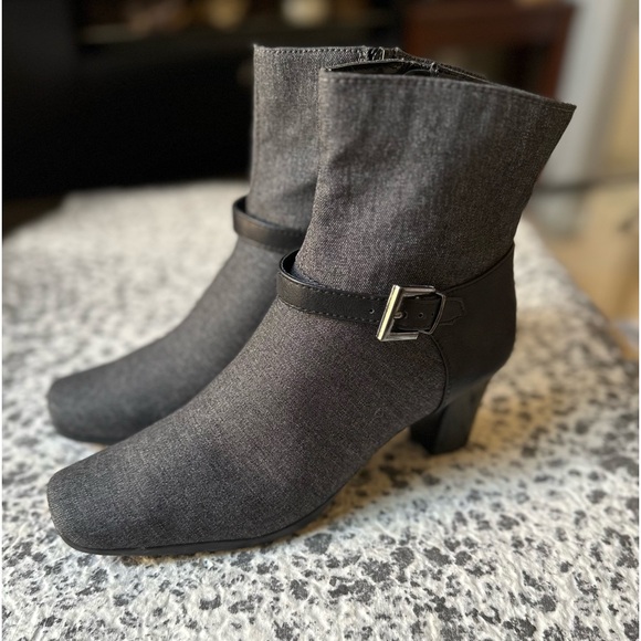 AEROSOLES Color-Block Chunky Heel Ankle Boots - Picture 3 of 8